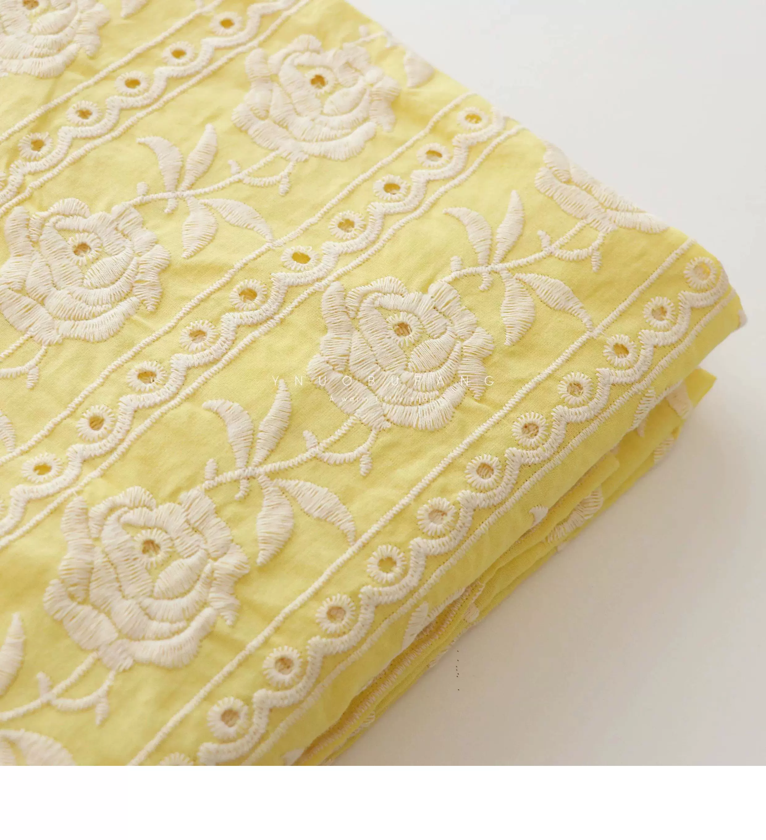 Embroidery Yellow Dress - 衣料、スカート、ドレス、裁縫に使える、100％コットン製の黄色いレース生地。無地で、透け感があり、刺繍が施されており、肌触りが良い。