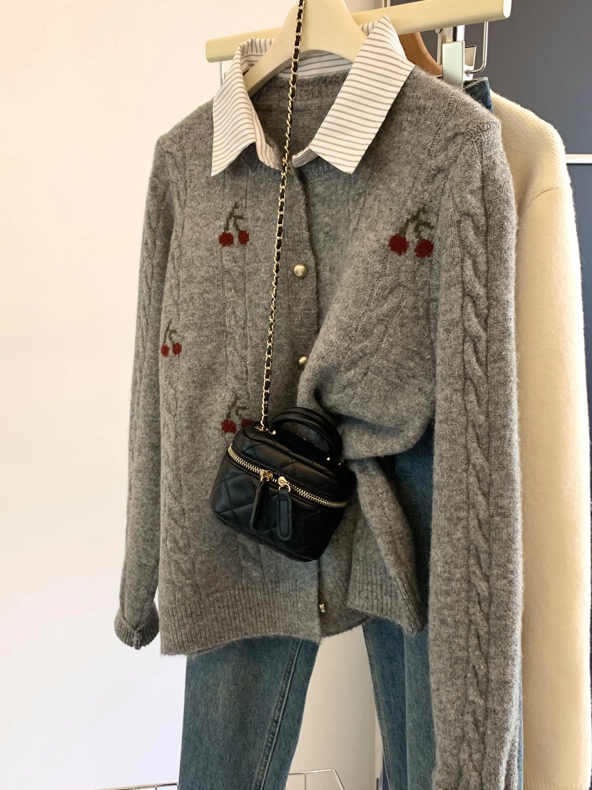 レディースルーズニットセーターコート、シャツ襟スタイル、長袖 - Embroidery Rose のレビューと価格