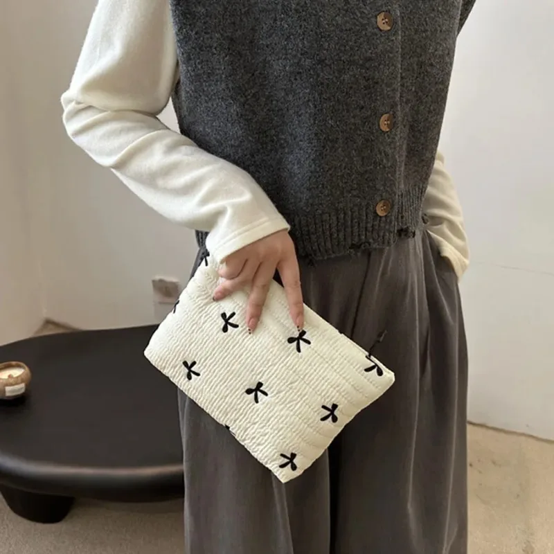 かわいいデザインの化粧ポーチ。ファスナー付きで大容量。刺繍の - Embroidery Bag のレビューと価格