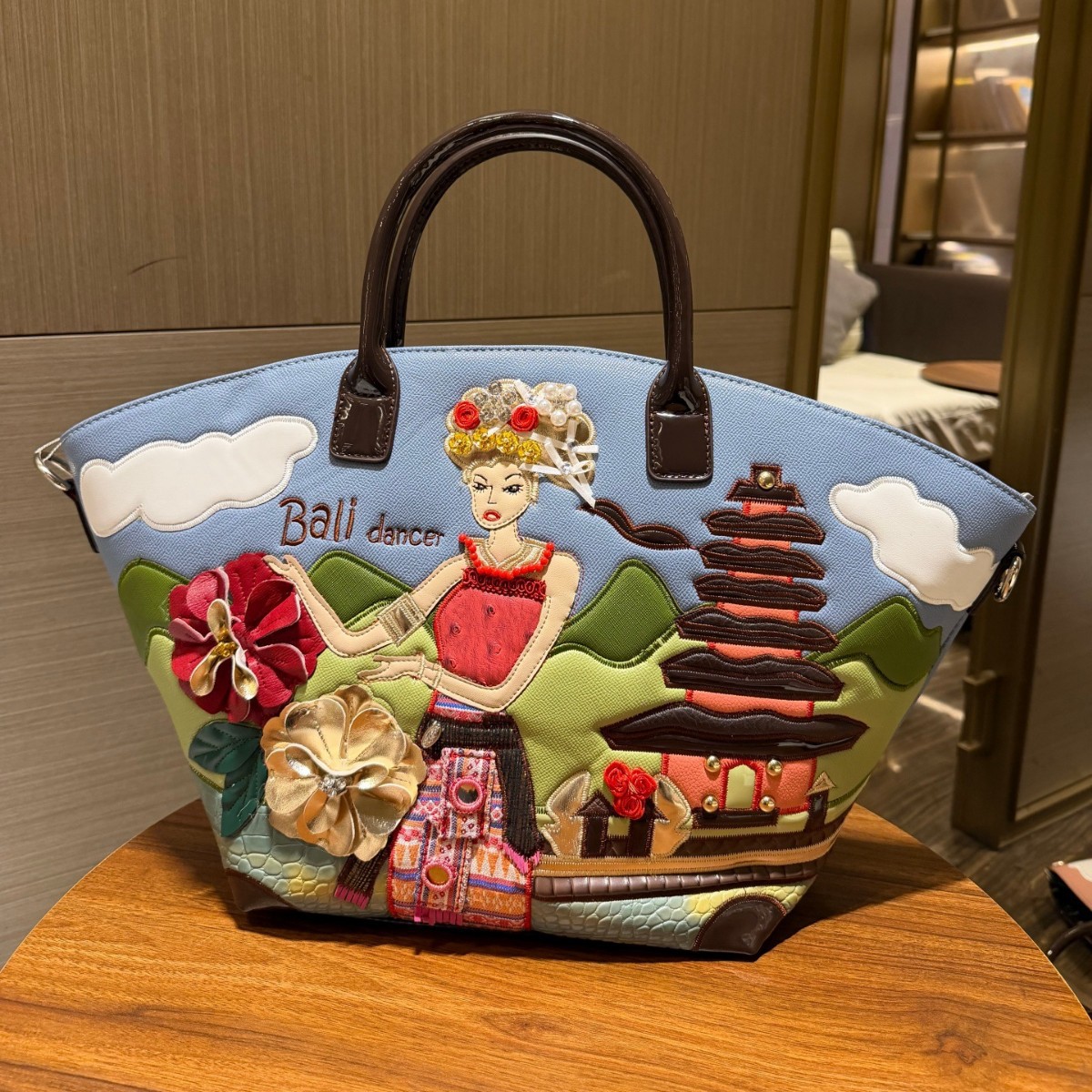バリの踊り子をテーマにした、クリエイティブな3D刺繍が施され - Embroidery Bali のレビューと価格