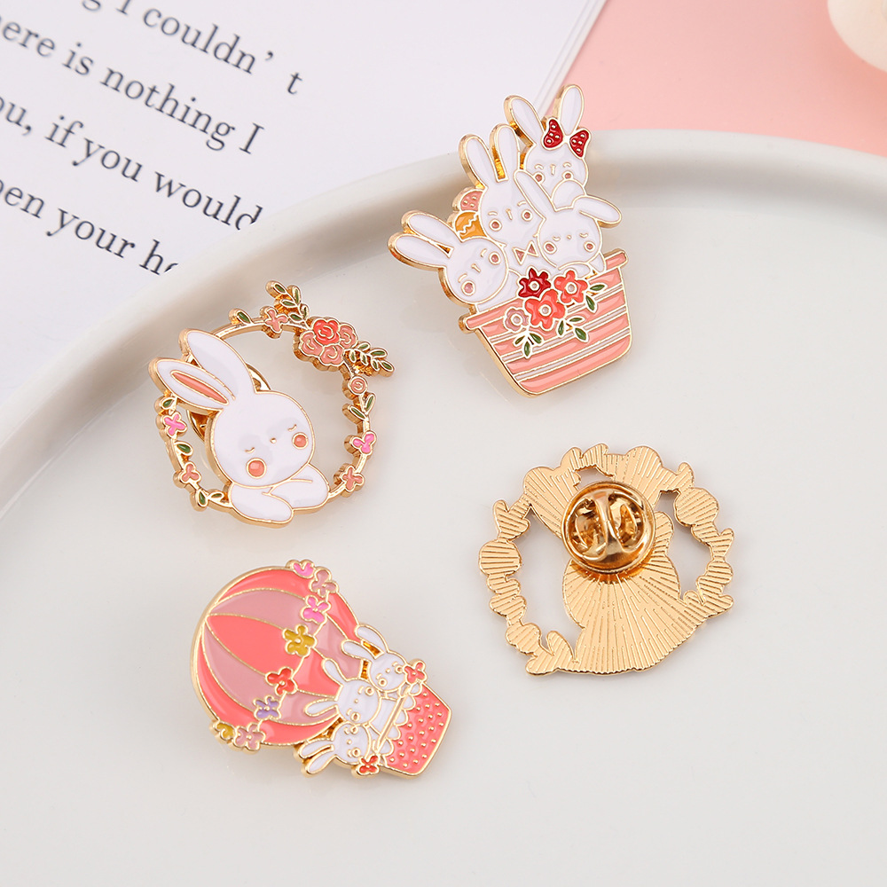 女性のためのかわいいバニーメタルブローチ、ピンクのバッジ、熱 - Embroidery Bali のレビューと価格