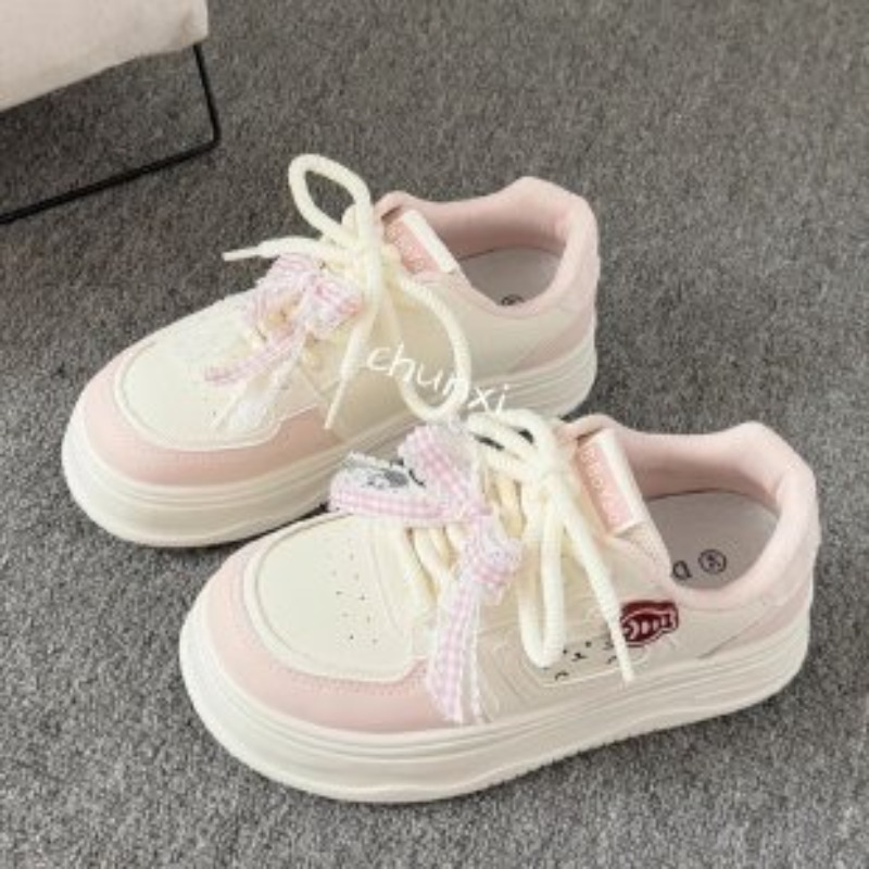 韓国風の白い厚底スニーカー。かわいい猫と魚のバッジが付いてい - Embroidery Garments のレビューと価格